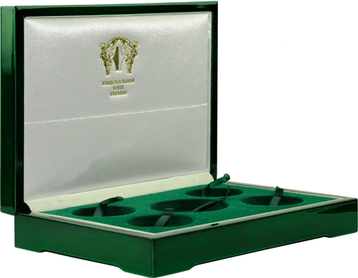 Дерев`яний футляр для п`яти срібних монет